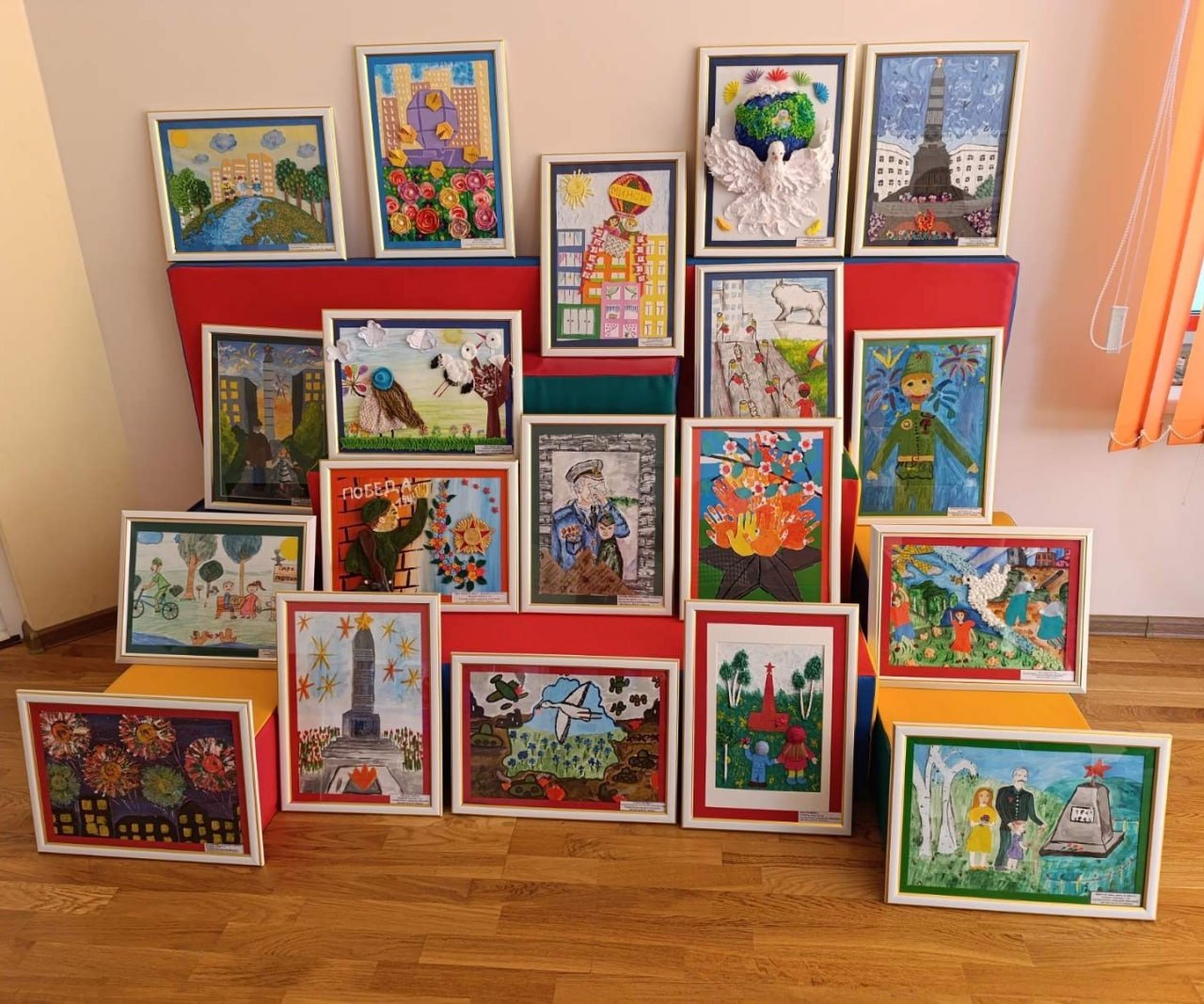 Выставка творческих работ детей дошкольного возраста "Страницы мирного детства"